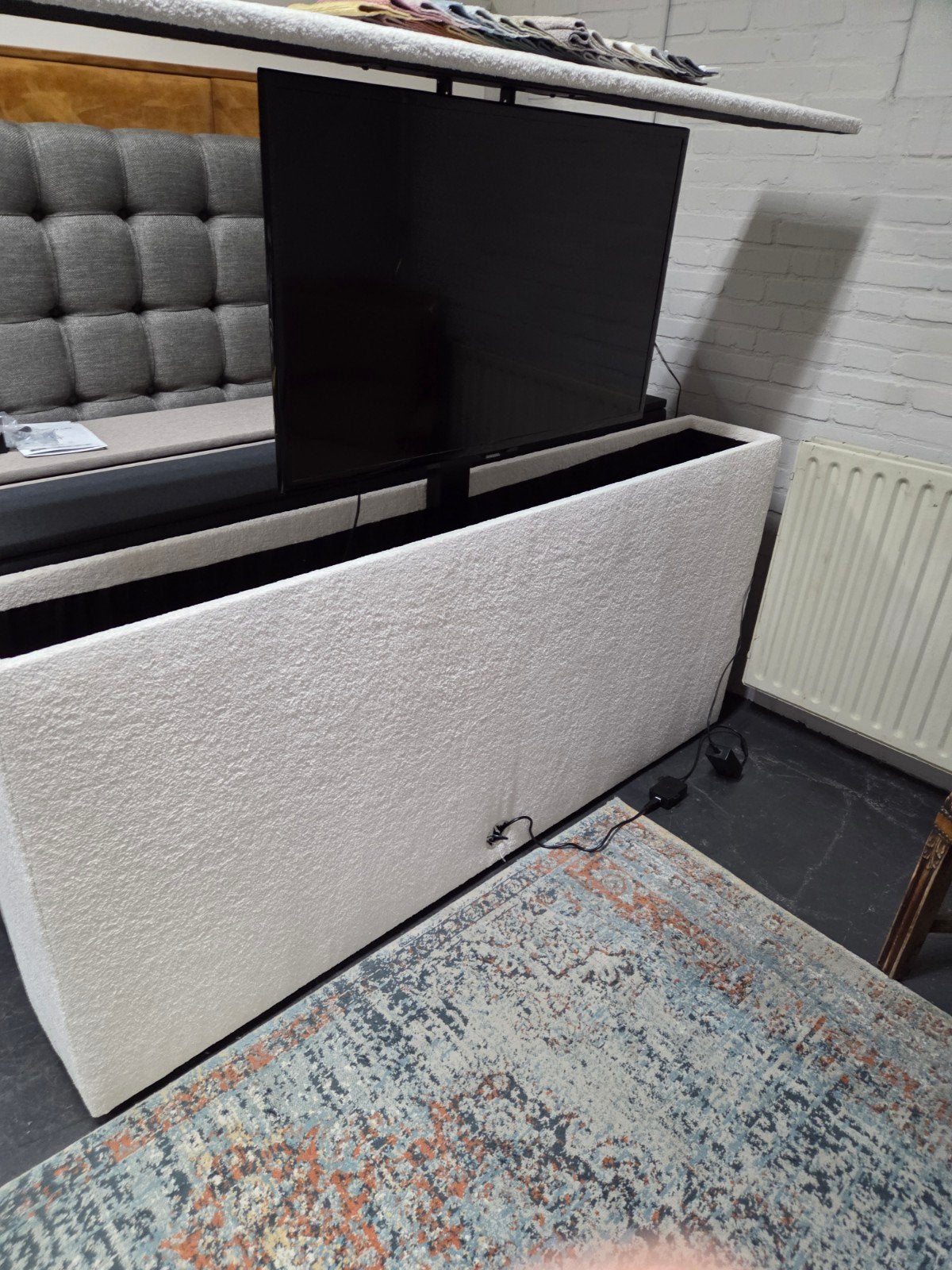 Nieuw Voetbord met TV Lift - Teddy Stof - Crème - Max 50 inc, Overige materialen, 150 tot 200 cm, Nieuw, Ophalen of Verzenden