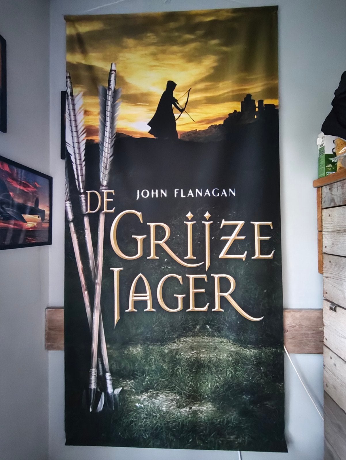 De Grijze Jager banner - 196 x 98 cm, Ophalen, Rechthoekig Staand, Deurposter of groter, Zo goed als nieuw