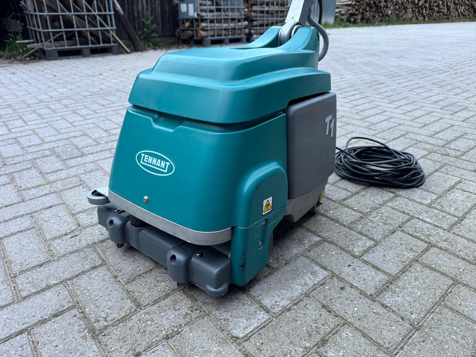 Tennant T1 schrobmachine met zuigfunctie, als nieuw, Ophalen, Zo goed als nieuw, Schrobmachine