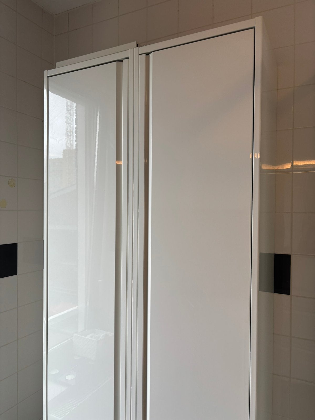 Zwevende hoge badkamerkast Hoogglans wit, Huis en Inrichting, Badkamer | Badkamermeubels, Ophalen, (Half)hoge kast, Minder dan 50 cm