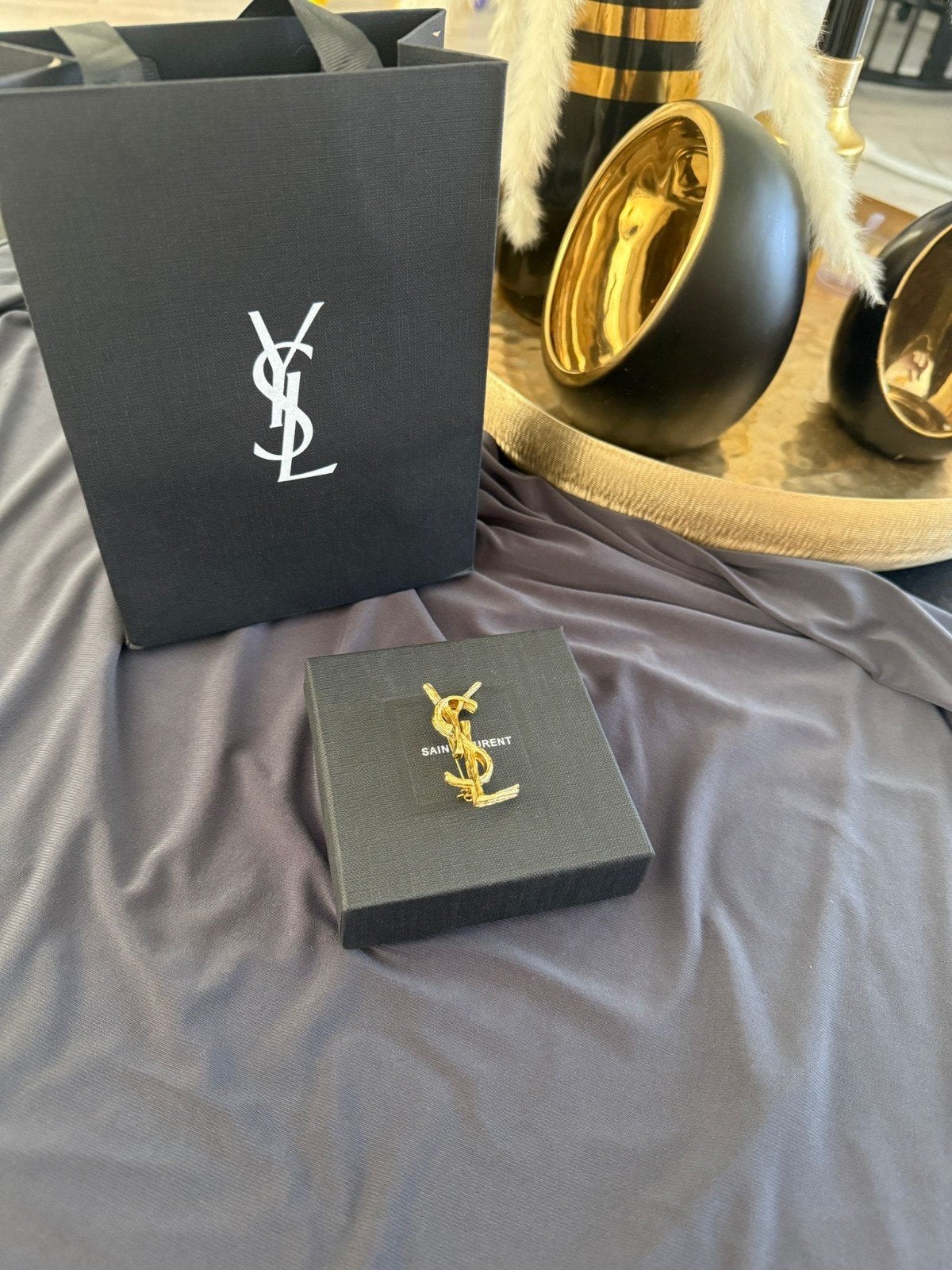 YSL Yves Saint Laurent Broche Goudkleurig, Sieraden, Tassen en Uiterlijk, Broches, Overige materialen, 4 tot 7 cm, Nieuw, Ophalen of Verzenden