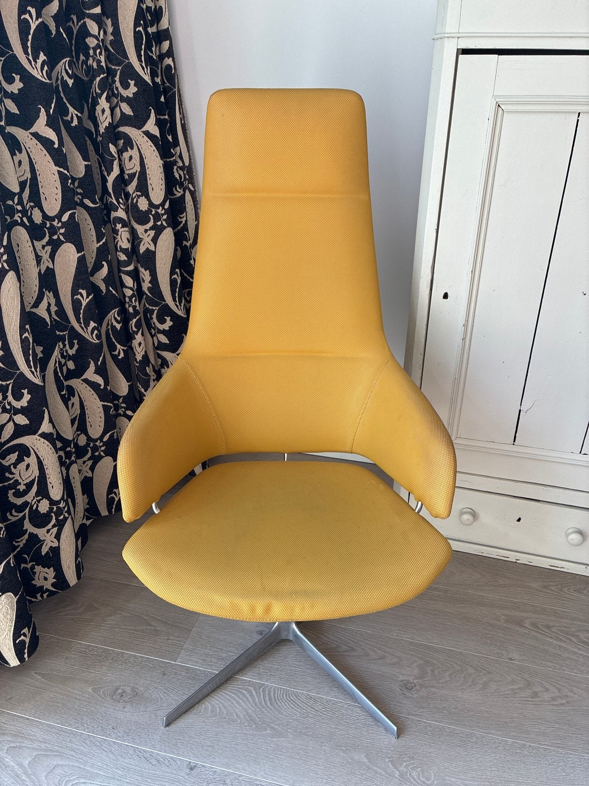 Arper Catifa 80 Lounge Stoel - Geel, Huis en Inrichting, Stoelen, Ophalen, Gebruikt, Overige kleuren, Metaal