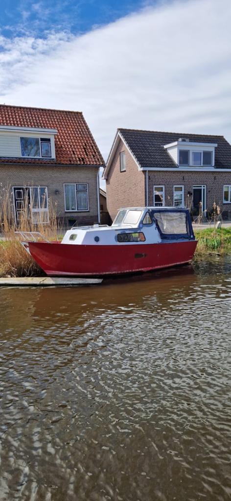 Kajuitboot met Yanmar inboard 1 cilinder diesel, Ophalen