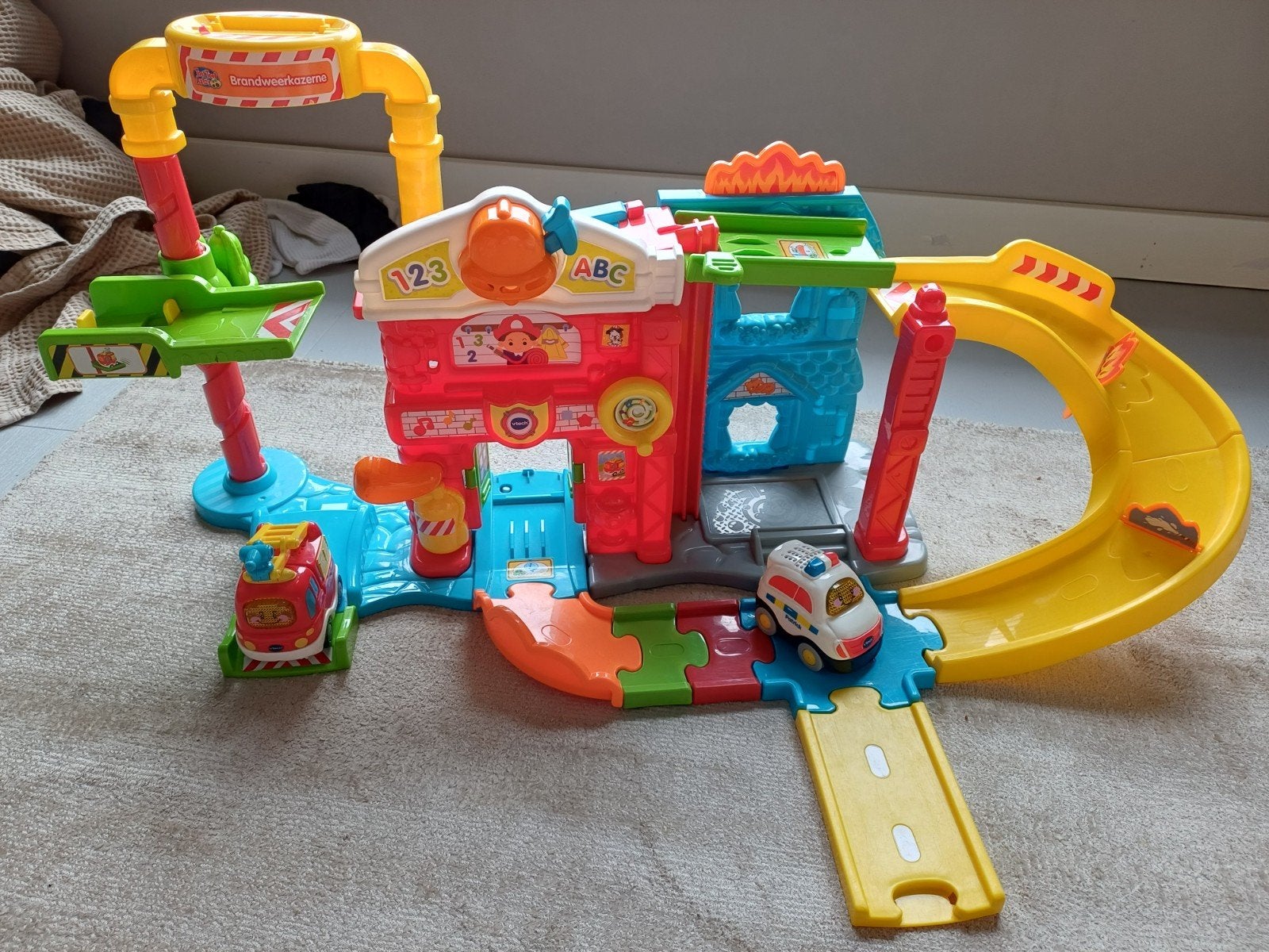 VTech toet toet Brandweerkazerne met 2 autootjes, Ophalen of Verzenden, Gebruikt, 2 tot 4 jaar