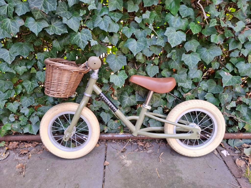 Veloretti loopfiets met mandje - Olijfgroen, Fietsen en Brommers, Fietsen | Kinderfietsjes, Ophalen of Verzenden, Zo goed als nieuw