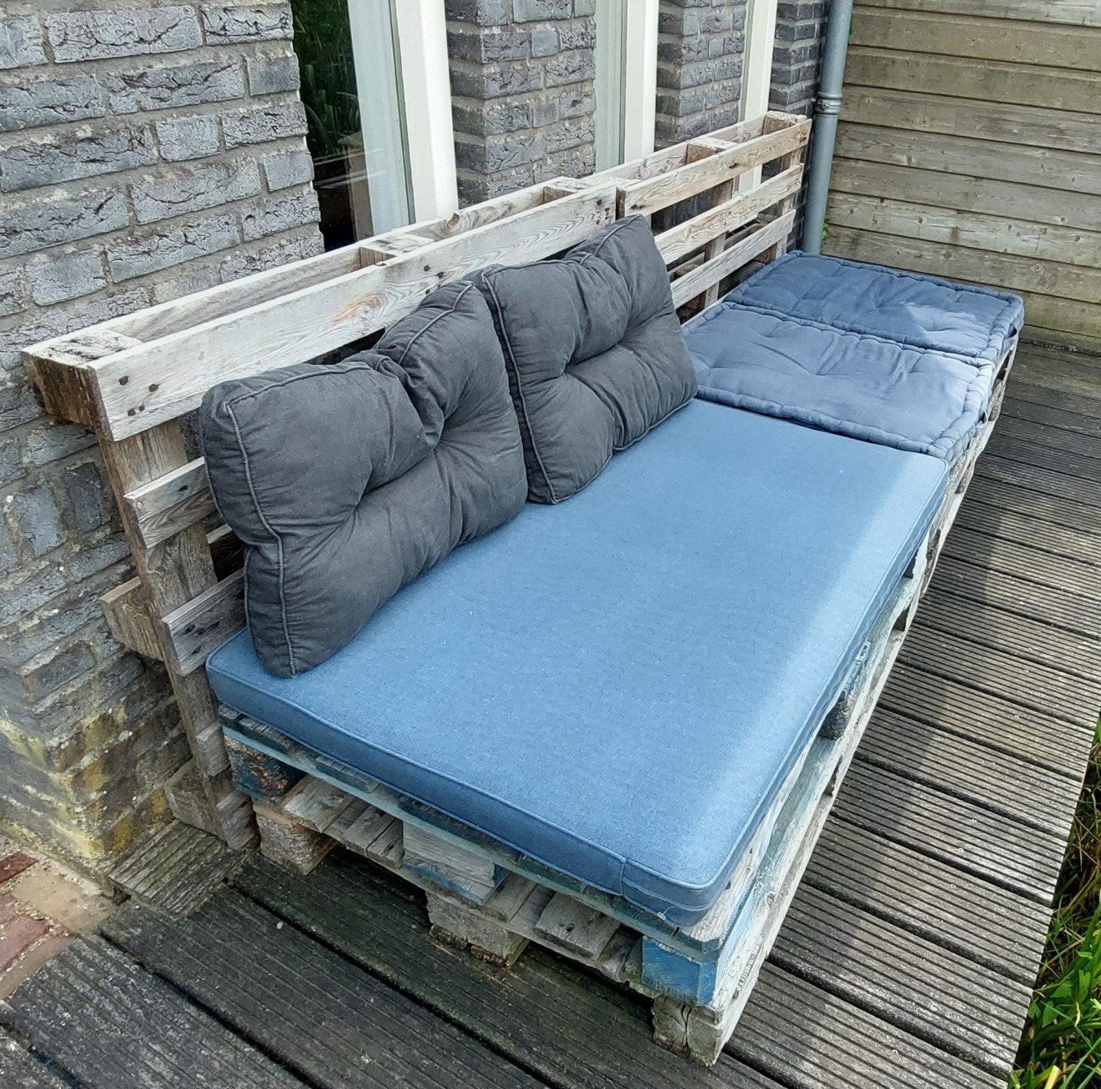 Palletbank met kussens - 6 pallets, Ophalen, Gebruikt, Driepersoons, Rechte bank