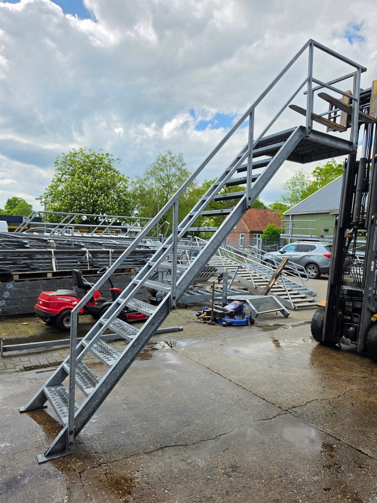Stalen trap met bordes gegalv. Hoog 3,1 mtr. Nor080, Doe-het-zelf en Verbouw, Ladders en Trappen, Ophalen, 2 tot 4 meter