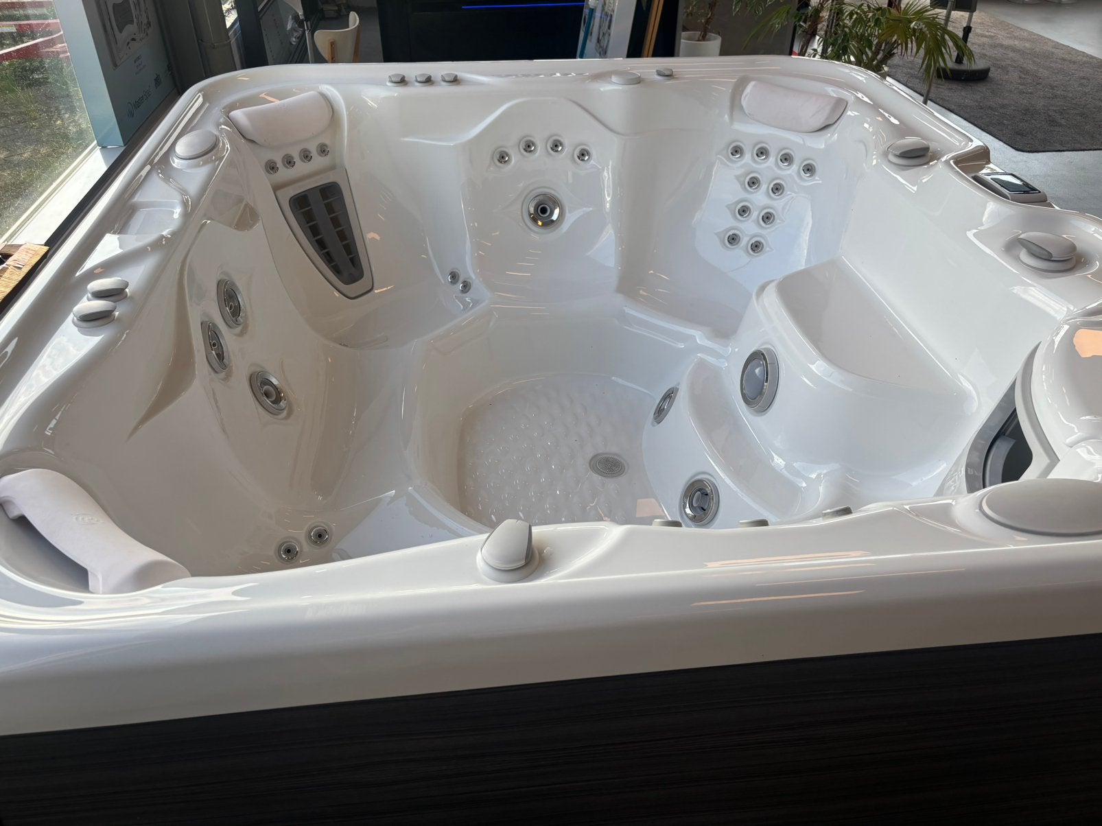 Foto 4 van HotSpring Grandee jacuzzi bj. 2021 (7-p ) Driftwood / White