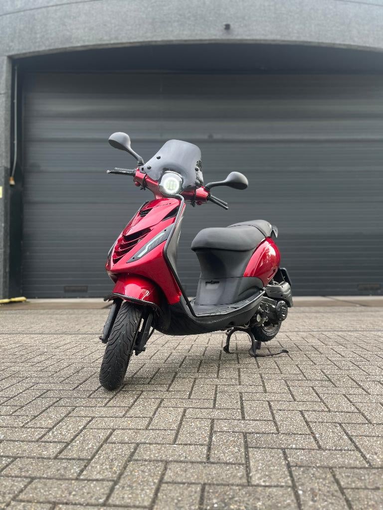 Piaggio Zip, Fietsen en Brommers, Scooters | Piaggio, Zo goed als nieuw, Zip, Maximaal 45 km/u, Benzine, Ophalen