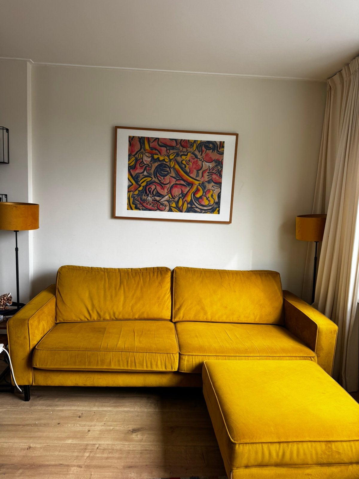 Okergele velours bank met hocker – €50, Huis en Inrichting, Overige materialen, Gebruikt, Driepersoons, 75 tot 100 cm