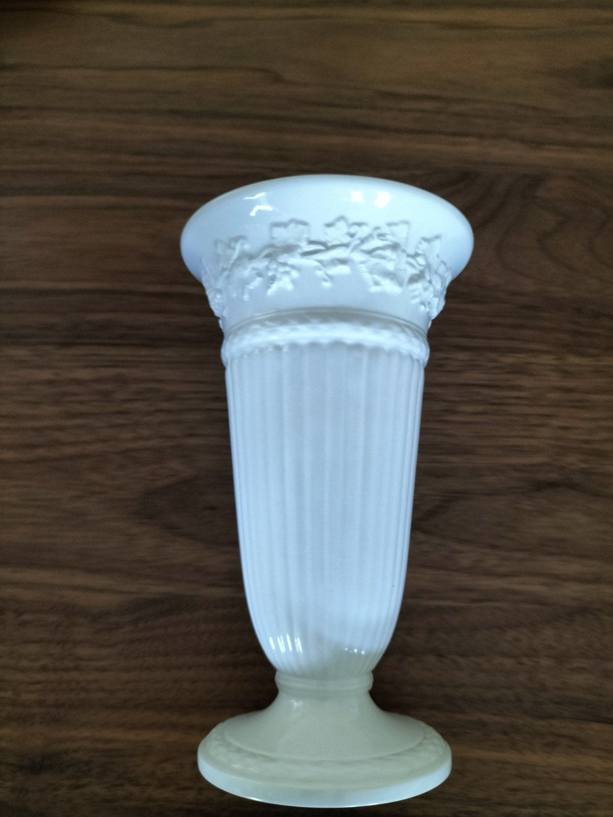 Wedgewood vaas met fraai versierde rand,  20 cm ., Ophalen
