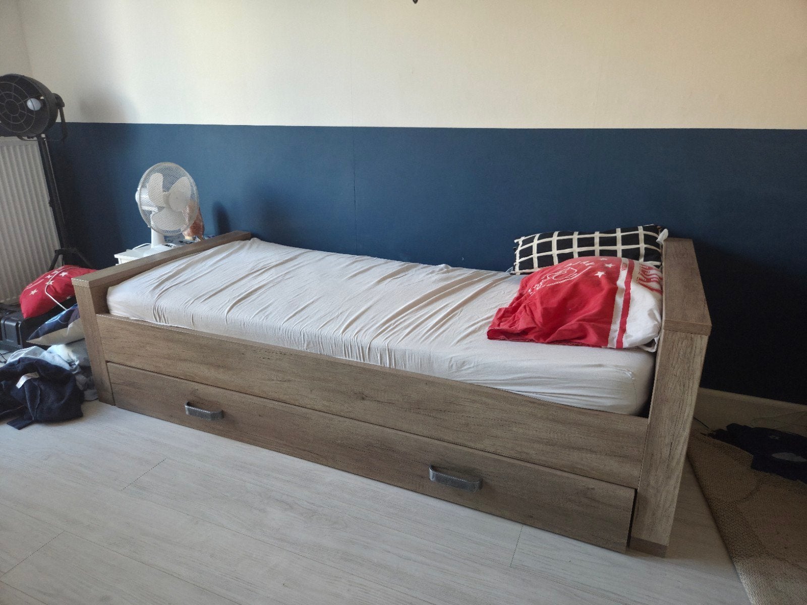 Eenpersoonsbed met opbergladen - Zo goed als nieuw, Huis en Inrichting, Slaapkamer | Bedden, Ophalen, 90 cm, Eenpersoons, Bruin