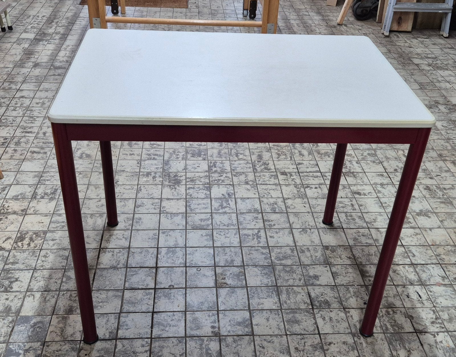 Stevige Eromes tafel met rood onderstel, Ophalen, Gebruikt, 50 tot 100 cm, Overige materialen