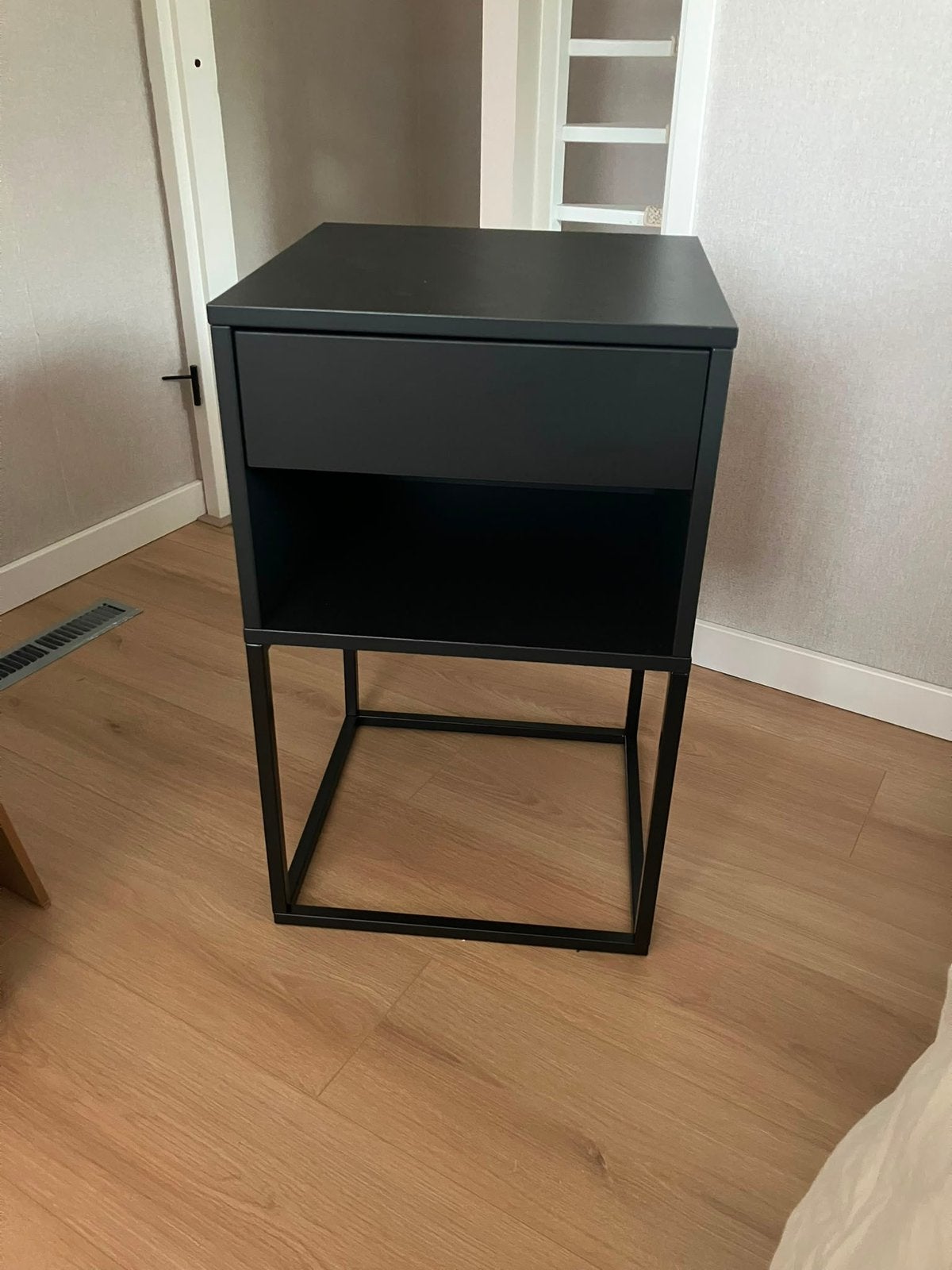 Nachtkastje Vikhammer Ikea zwart, Ophalen, Nieuw, Minder dan 45 cm, 55 tot 70 cm