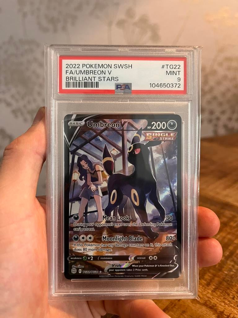 Pokemon TCG - Umbreon V #TG22 PSA 9 (Brilliant Stars), Ophalen of Verzenden, Nieuw, Losse kaart, Foil