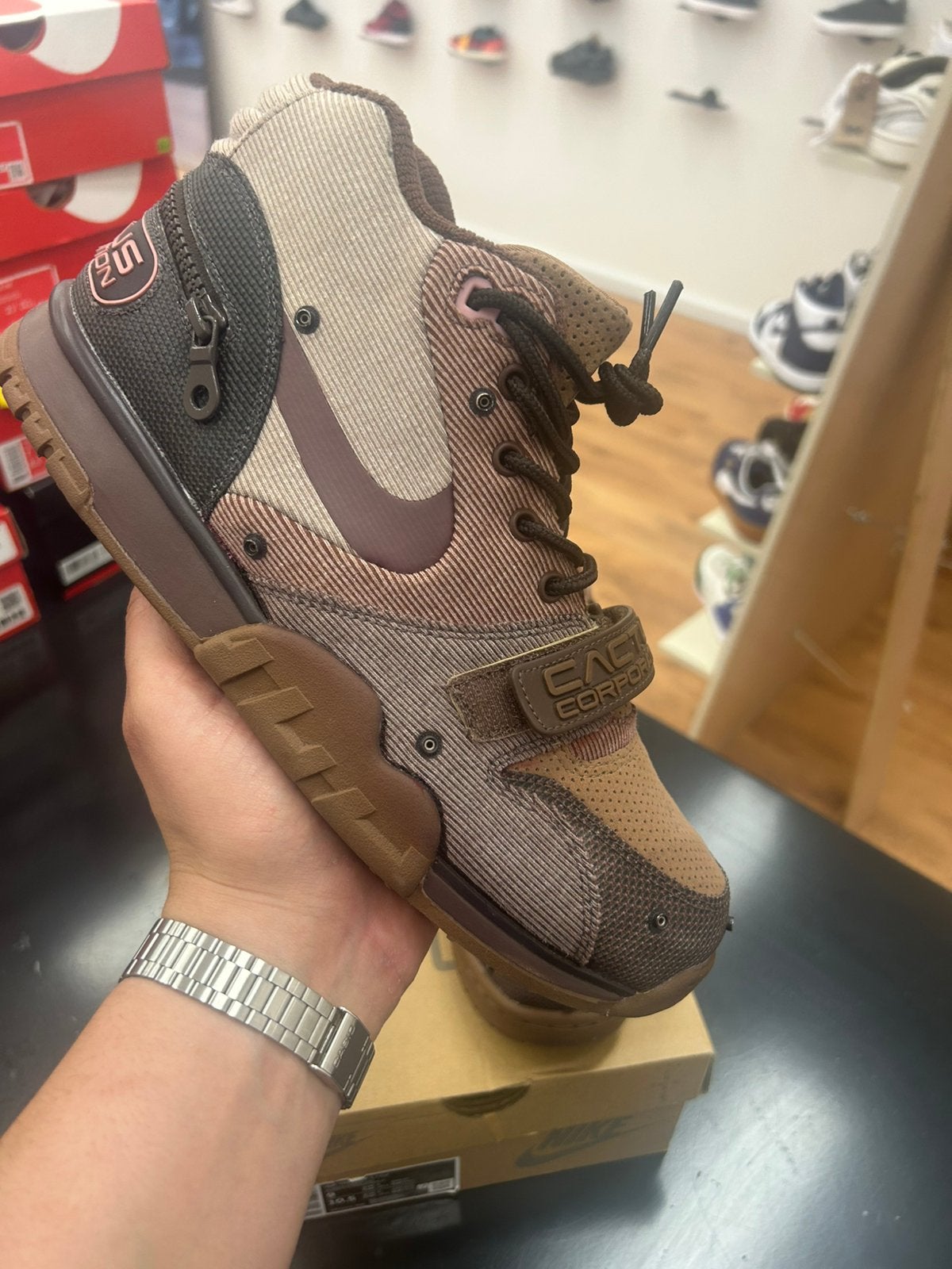 Nike Air Trainer 1 x Travis Scott “Cactus Corporation”, B, Bruin, Ophalen of Verzenden, C