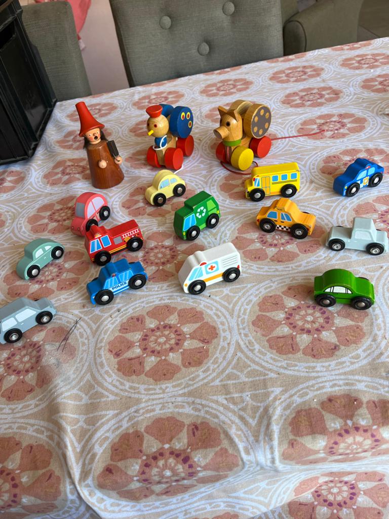 Houten speelgoed set: auto's, bussen en dieren, Kinderen en Baby's, Speelgoed | Houten speelgoed, Ophalen of Verzenden, Gebruikt