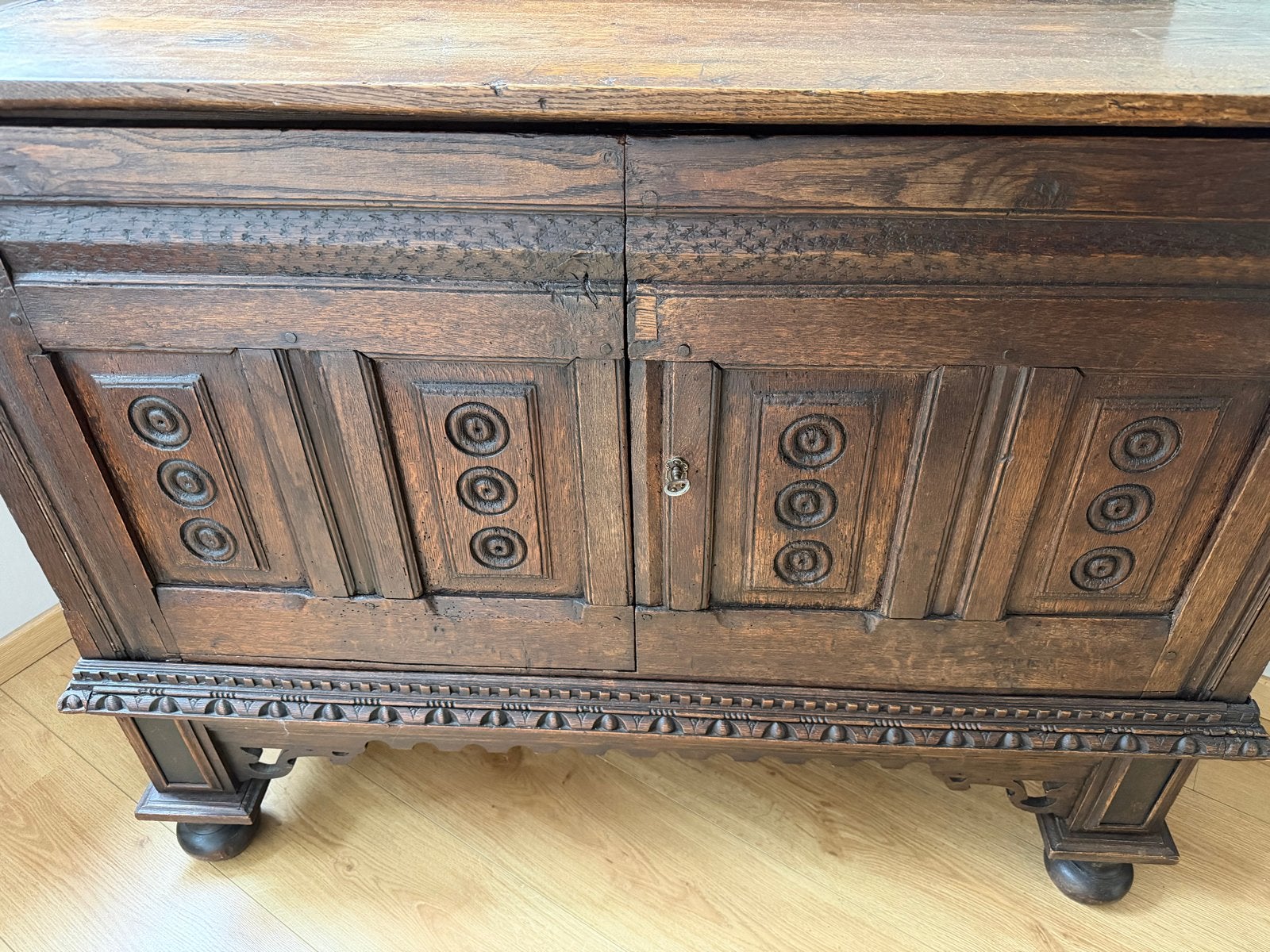 Antieke Eikenhouten Kast met Sierlijk Snijwerk, Antiek en Kunst, Ophalen