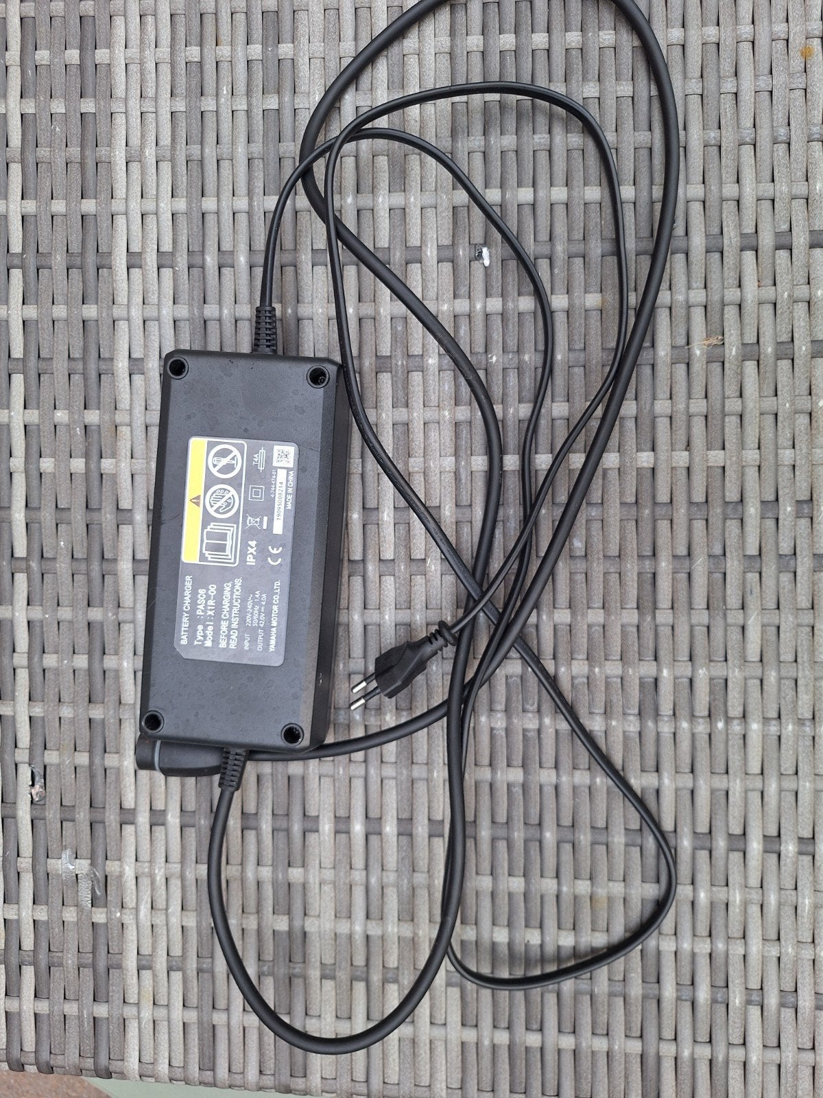 Oplader voor Yamaha intube ebike accu, Gebruikt