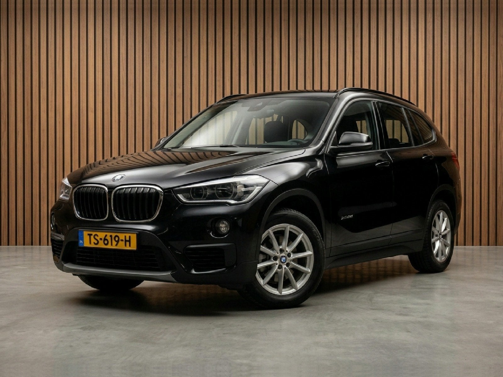 BMW X1 SDrive18i Executive / auotmaat / navigatie, Auto's, Stof, Gebruikt, Euro 6, Zwart