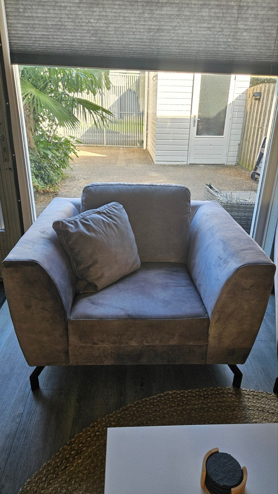Comfortabele grijze fauteuil - 114 cm breed, 102 cm diep, Huis en Inrichting, Fauteuils, Ophalen, 100 tot 125 cm, Zo goed als nieuw