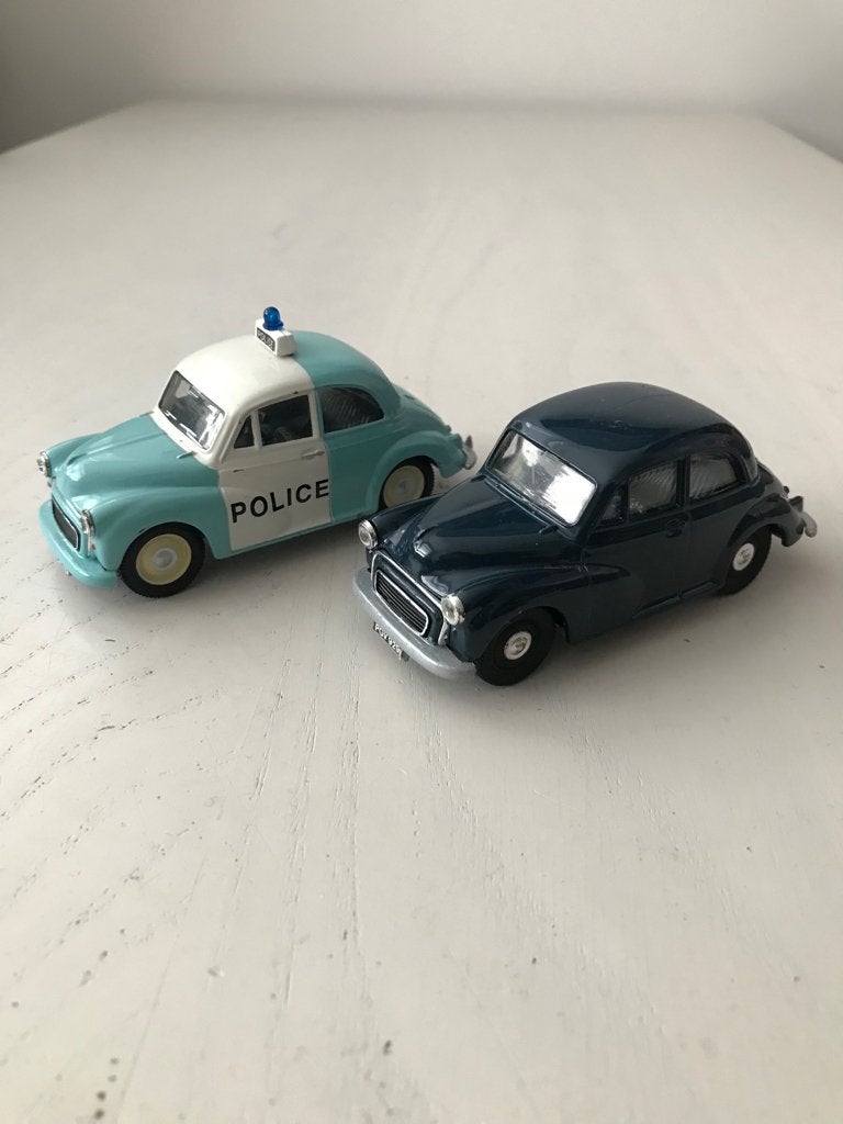 2 x Corgi Morris Minor 1:43, Ophalen of Verzenden, Gebruikt, Auto, Corgi