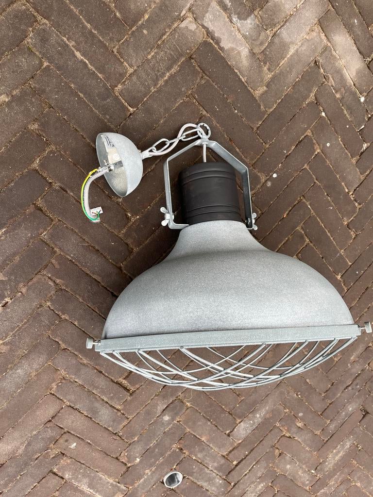 Grijze hanglamp met rooster; industrie model, Ophalen of Verzenden, Gebruikt, Metaal, Minder dan 50 cm
