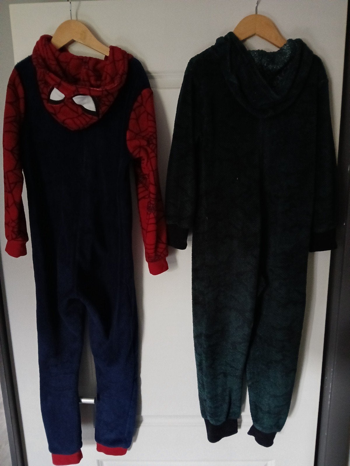 Spiderman en groene onesie pyjama's - Maat 134/140, Ophalen of Verzenden, Zo goed als nieuw, Maat 140