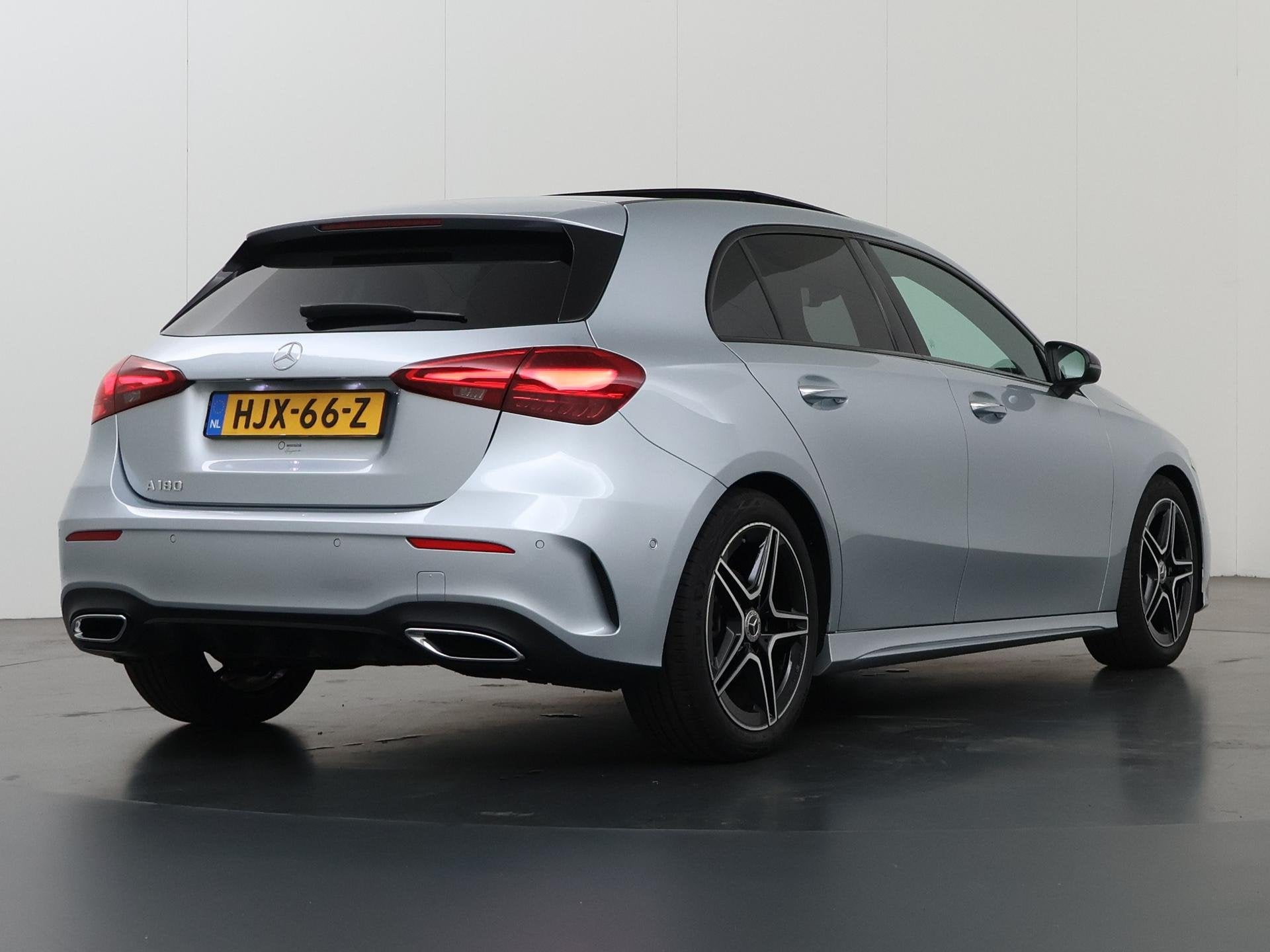 Mercedes-Benz A-klasse 180 Star Edition AMG Line | Nightpakk, Auto's, 136 pk, Gebruikt, 4 cilinders, Leder en Stof