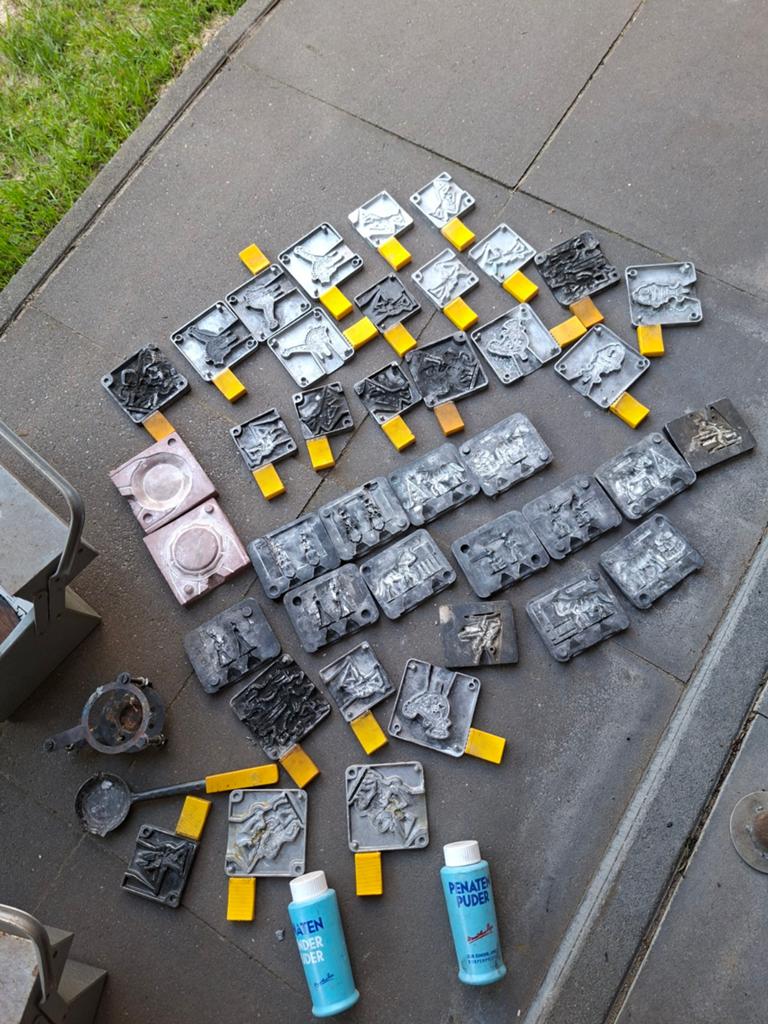 Tinnen soldaatjes gietmallen set met smeltpan en kisten, Ophalen, Gebruikt