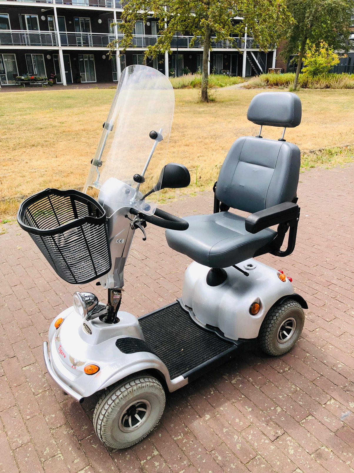 Gebruikte scootmobiel 4wiel met windscherm en vrij nieuw acc, Diversen, Ophalen of Verzenden, Gebruikt