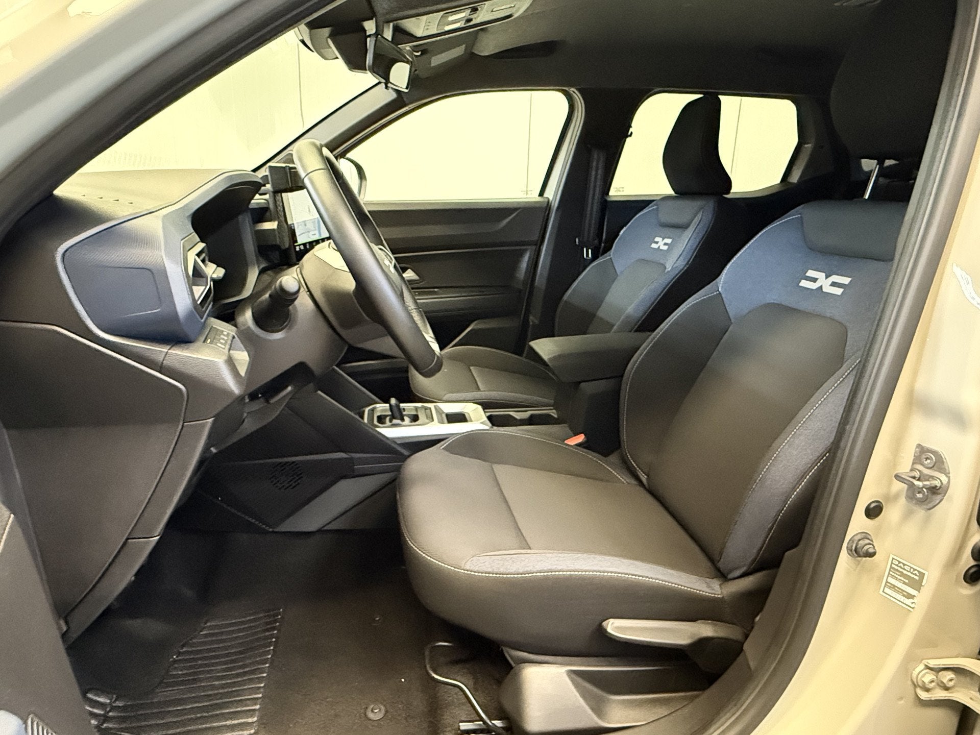 Dacia Duster 1.6 Hybrid 140 Journey AIRCO/ECC-LMV-CAMERA-NAV, Auto's, Stof, Gebruikt, 4 cilinders, Beige