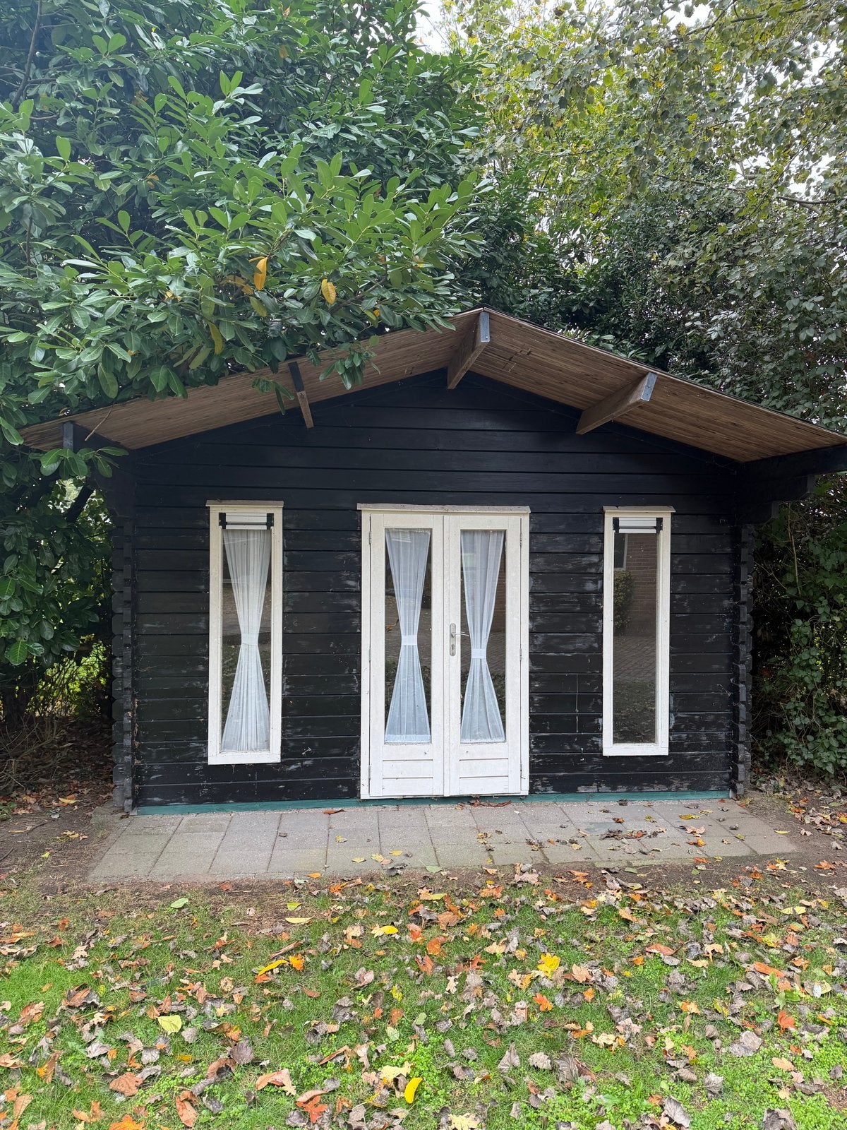 Zwarte houten blokhut / tuinhuis met overkapping en ramen, Ophalen, 250 tot 500 cm, Blokhut, 2 ramen