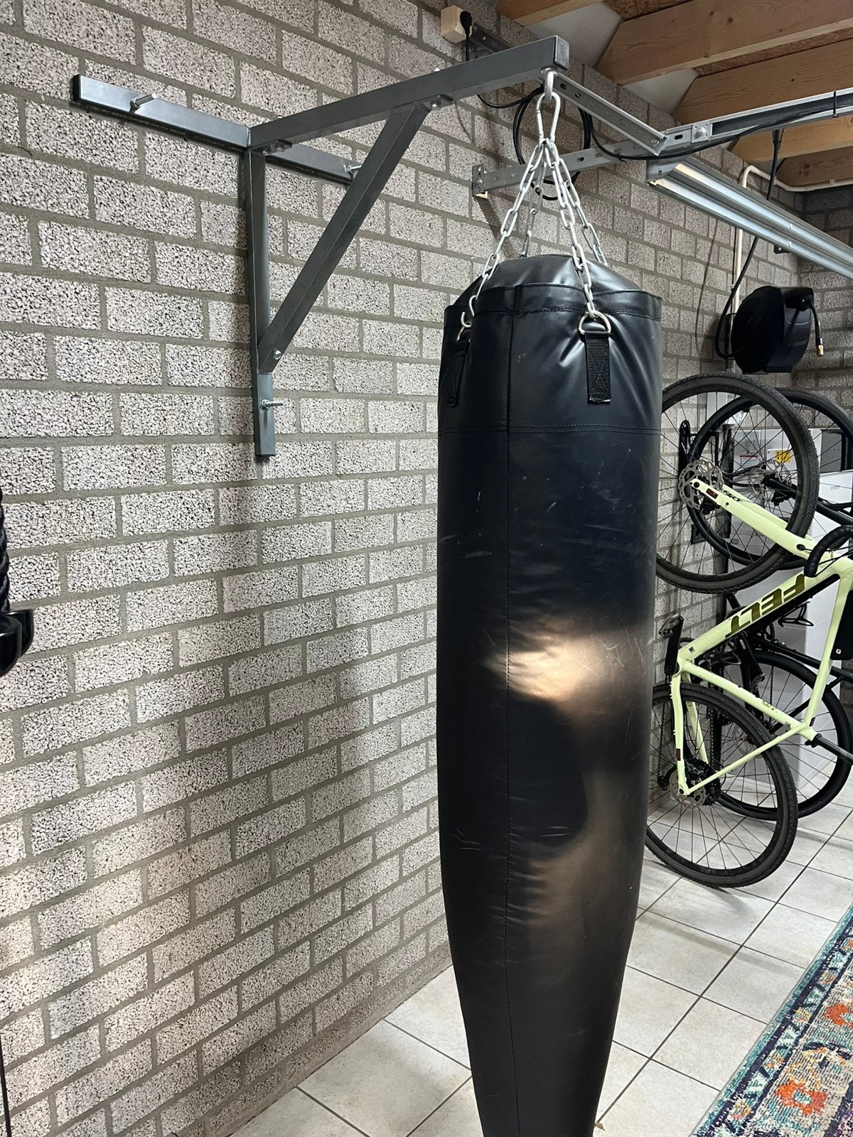 Zware bokszak met ophangbeugel, Ophalen, Zo goed als nieuw, Bokszak