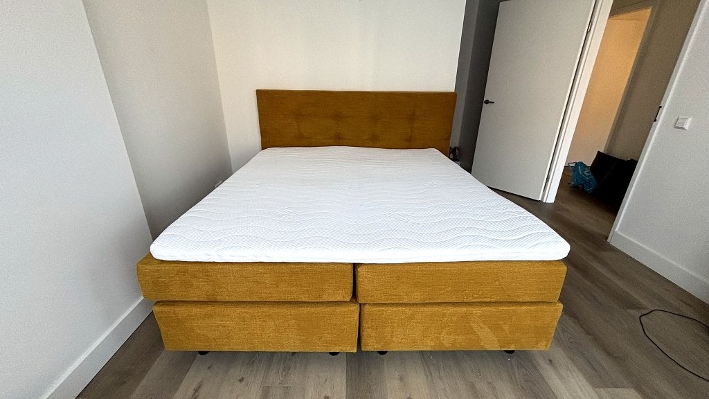 Complete boxspring 180x200 okergeel, zeer nette staat, Ophalen, Modern, gestoffeerd hoofdbord met knoopdetail, Tweepersoons, Zo goed als nieuw