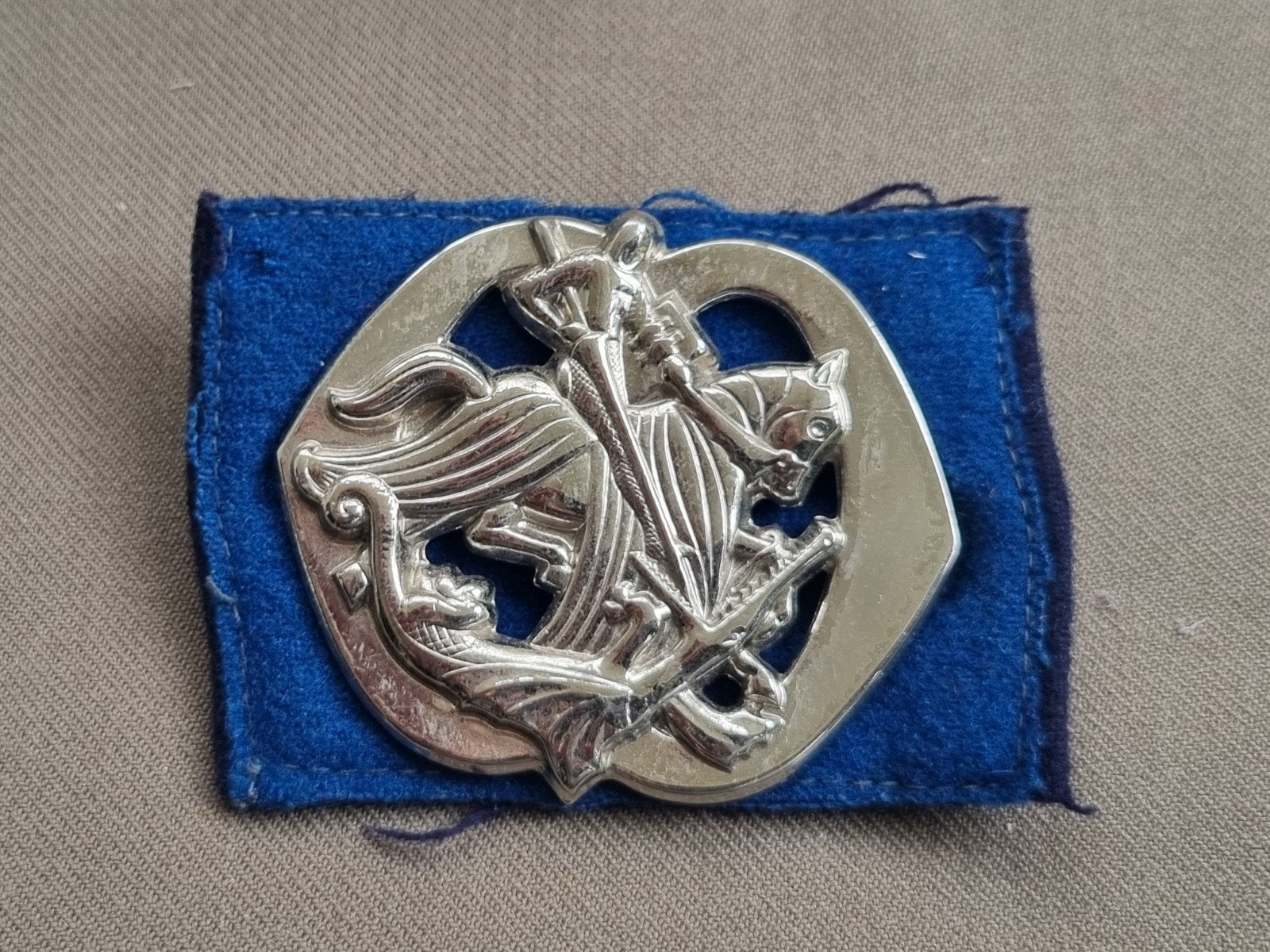 Baretembleem Huzaren van Boreel (oogjes), Verzamelen, Ophalen of Verzenden, Landmacht, Nederland, Embleem of Badge