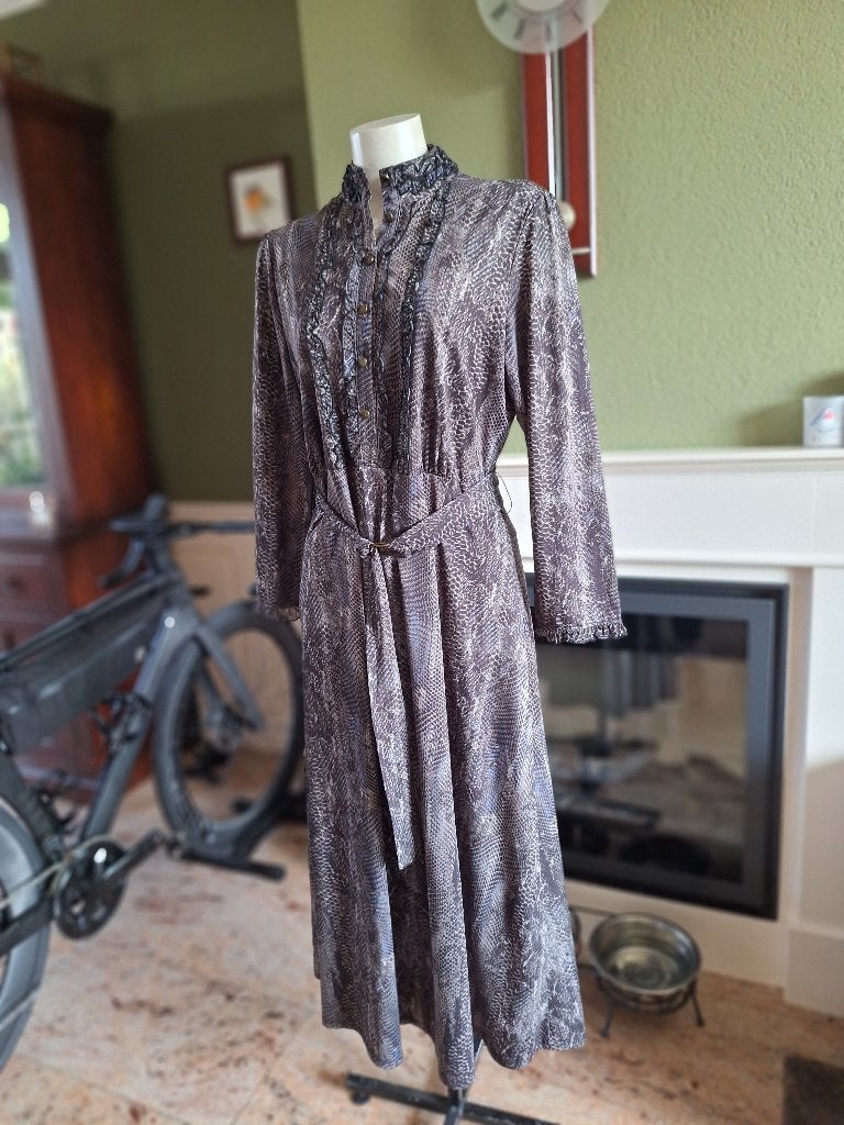 K-Design grijze lange slangen print jurk mt L, Kleding | Dames, K-design, Verzenden, Maat 42/44 (L), Zo goed als nieuw