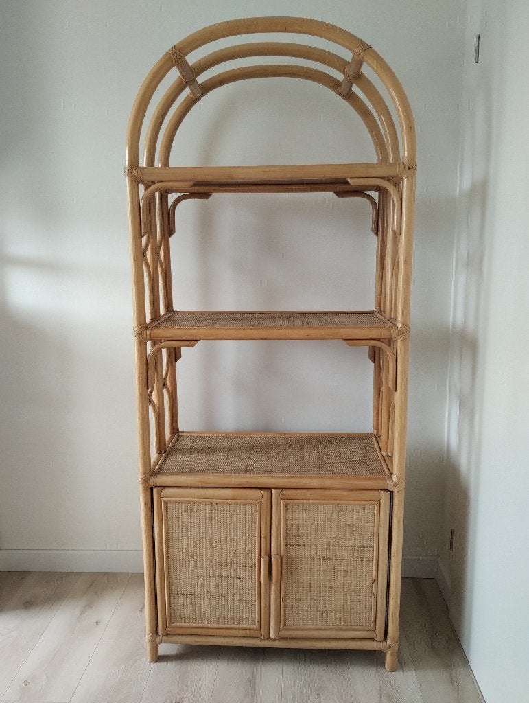 Rotan boogkast/boekenkast, Huis en Inrichting, Kasten | Wandmeubels, Ophalen, Met deur(en), Zo goed als nieuw, Minder dan 150 cm