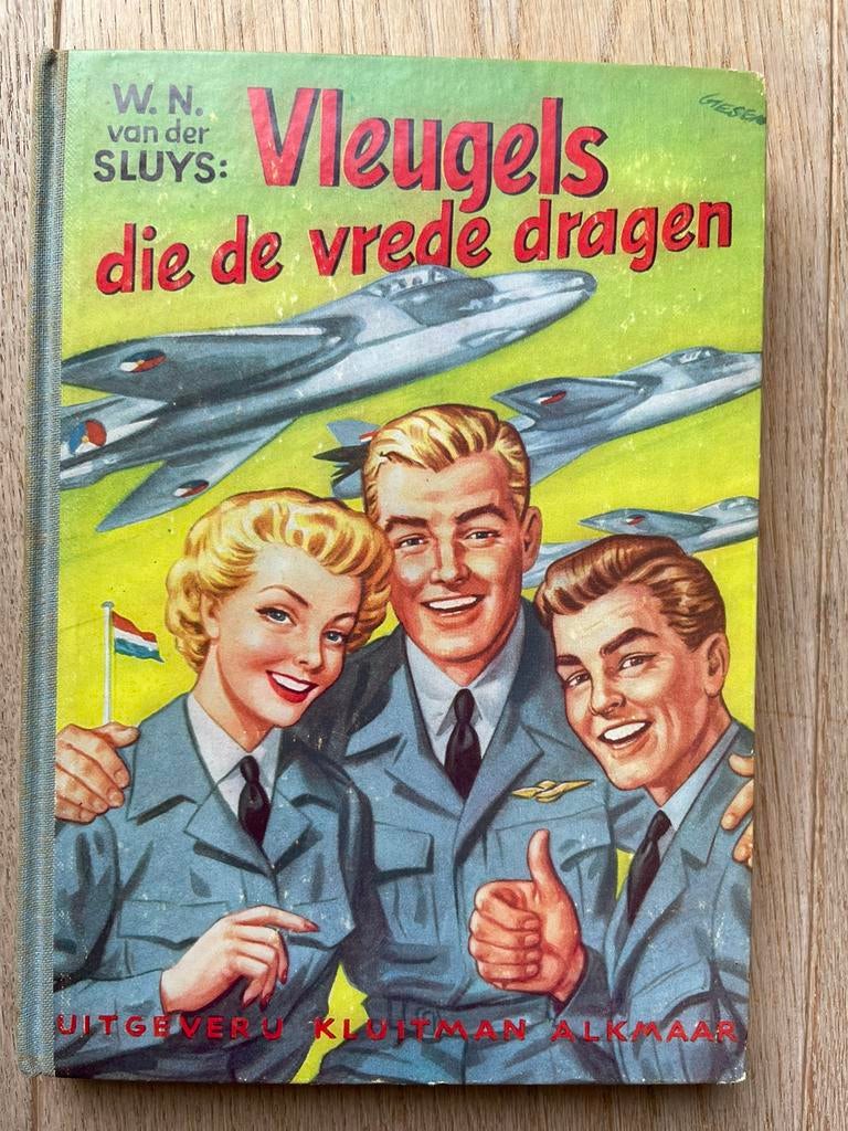 W.N. van der Sluys - Vleugels die de vrede dragen, Boeken, Ophalen of Verzenden, Gelezen, Fictie algemeen