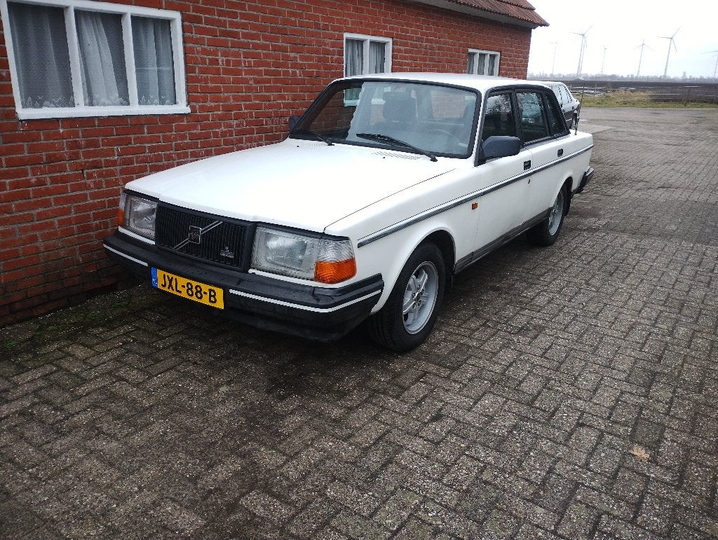 Volvo 240GLT van 1987 APK tot 04-2028, Auto's, Stof, Zwart, 4 cilinders, 10 km/l