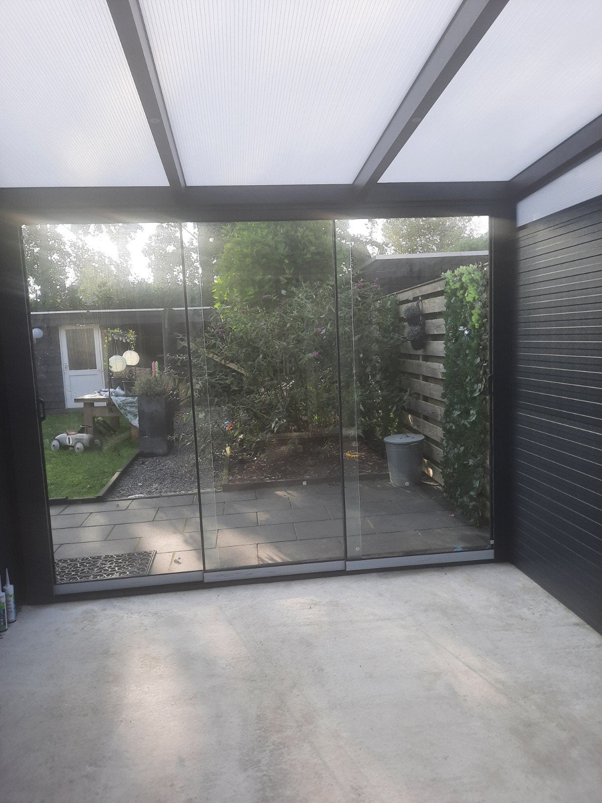 Foto 3 van Moderne Veranda/Tuinkamer met Glazen Schuifwanden