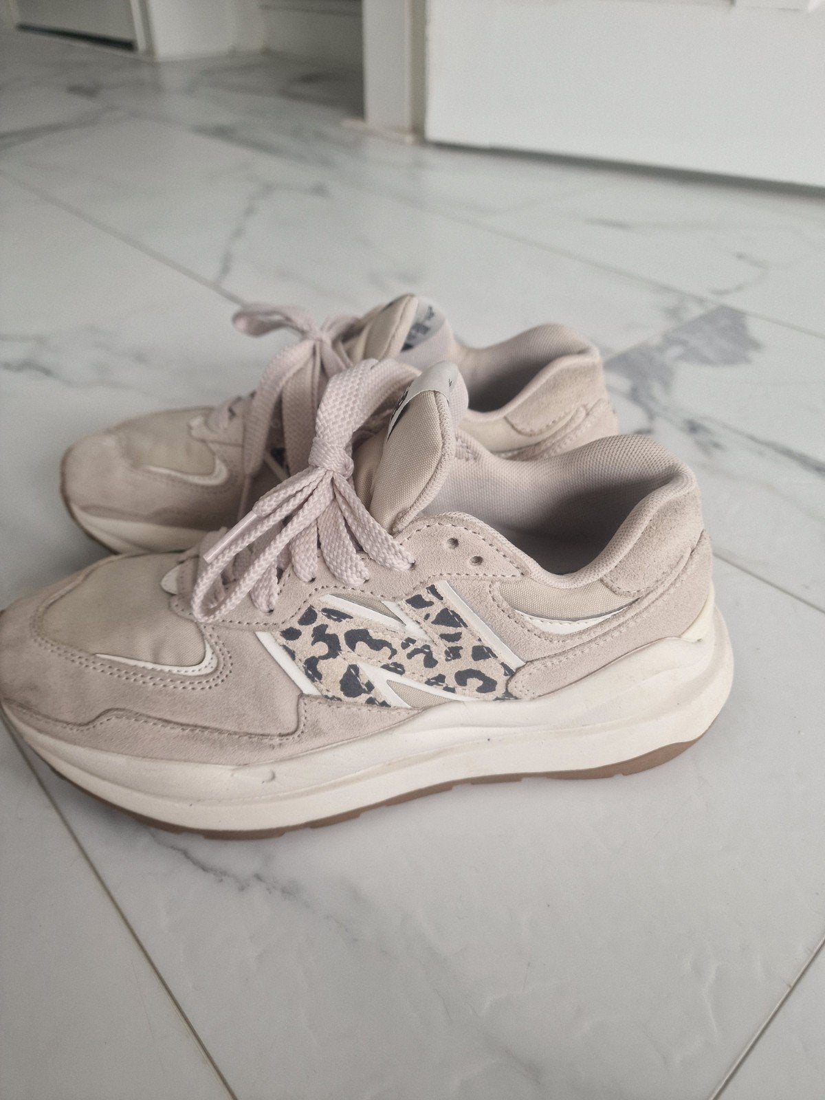 New Balance 57/40 sneakers - Beige met luipaardprint, Ophalen of Verzenden, Gedragen, Beige, Sneakers of Gympen