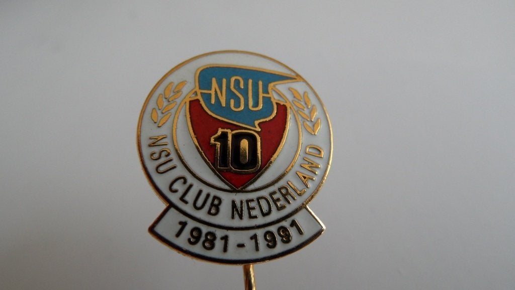 NSU Club Nederland jubileum speld, 1981 - 1991. geëmailleerd, Verzenden, Zo goed als nieuw, Merk, Speldje of Pin
