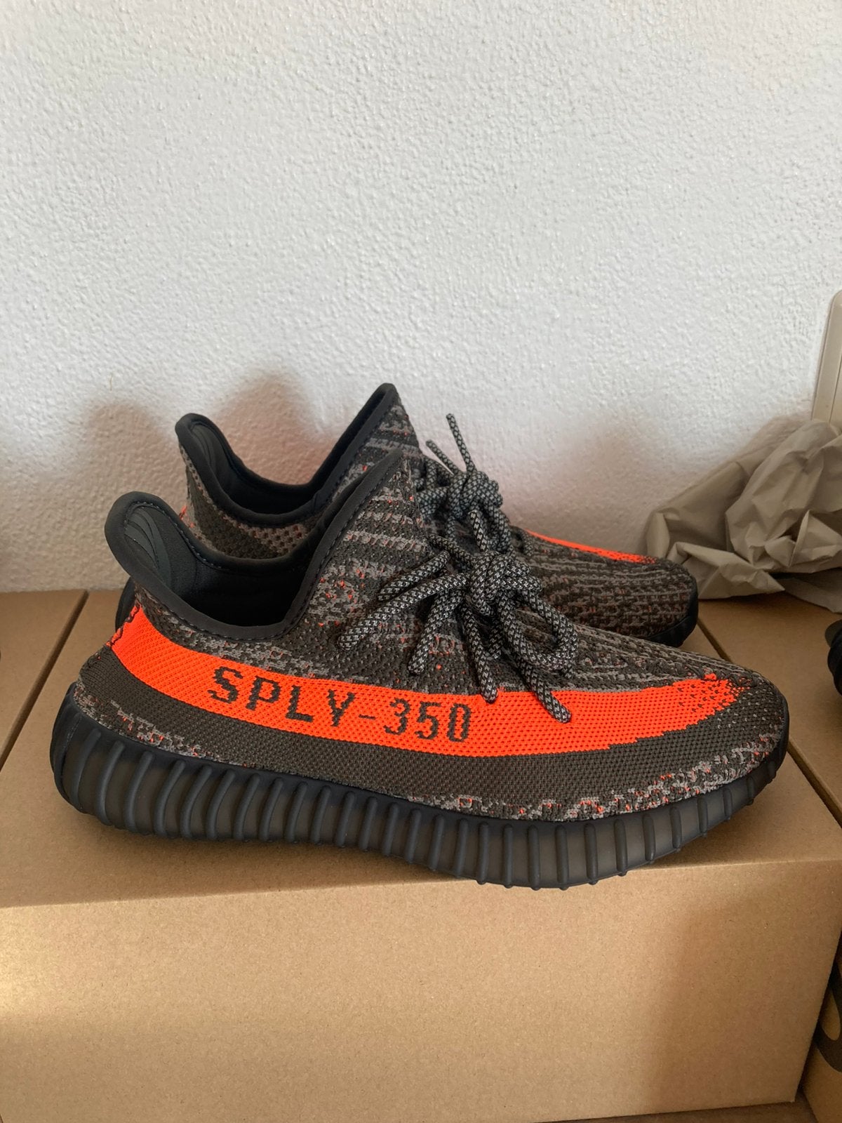 Nieuwe yeezy adidas boost 350 v2 in doos carbel maat 39 1/3, Sportschoenen, Nieuw, Ophalen of Verzenden, Grijs