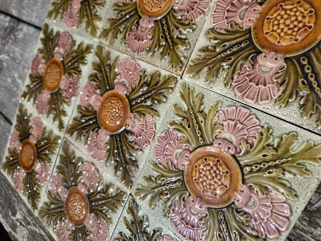Set van 12 art nouveau wandtegels, decor in relief, Antiek en Kunst, Ophalen