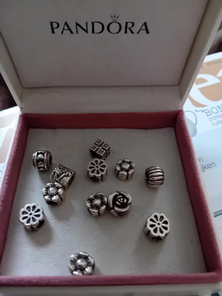 Pandora armband met of zonder bedels., Ophalen, Pandora, Zo goed als nieuw, 4 bedels of meer