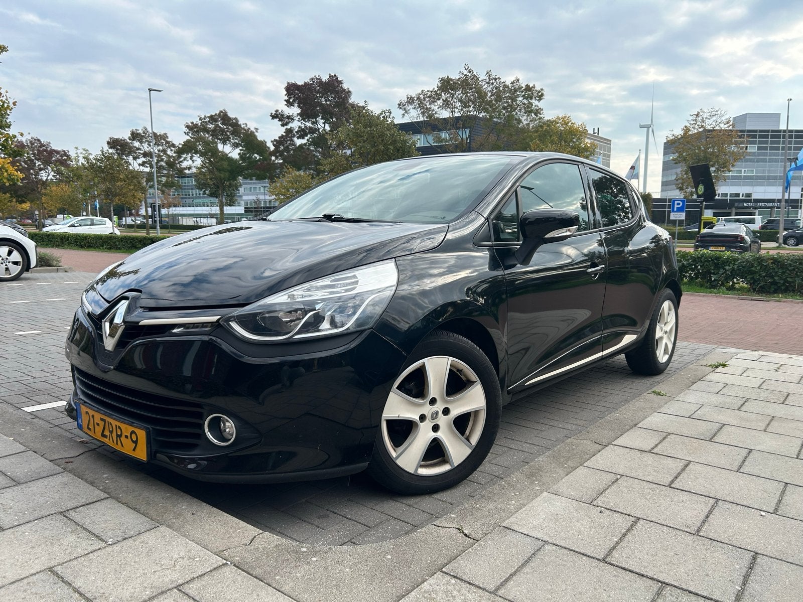 Renault Clio 0.9 TCe / CRUISE / 5-DRS / Ivory, Voorwielaandrijving, 898 cc, Stof, 40 €/maand