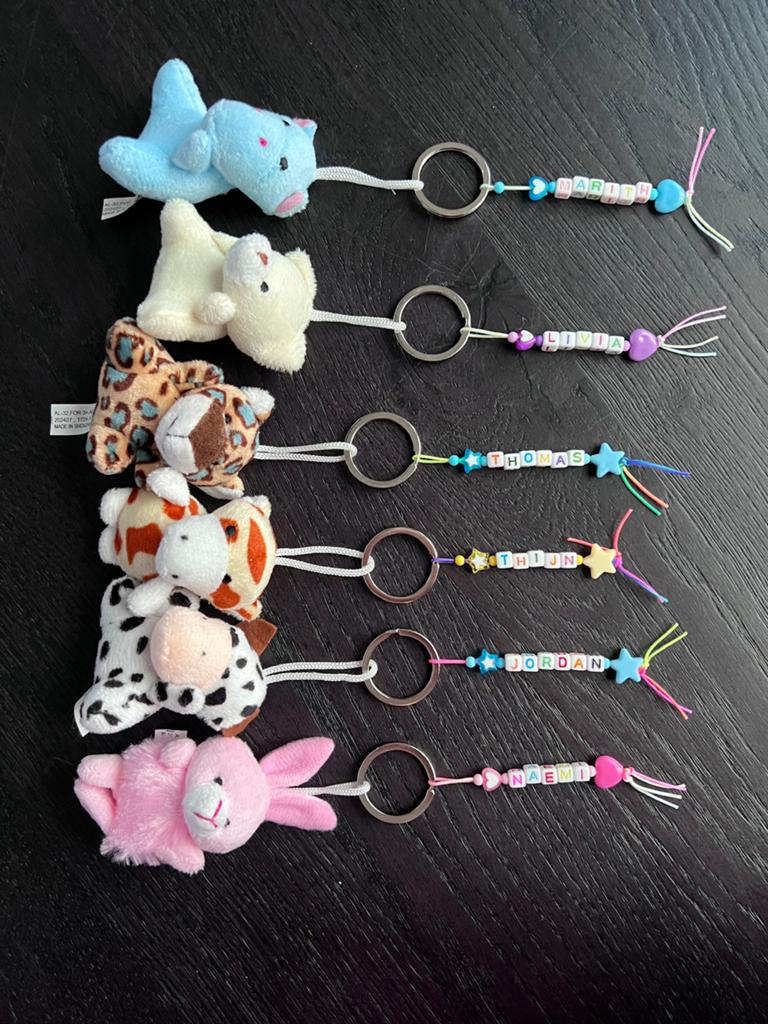 Sleutel (of tas-)hangers met naam en knuffeltje -trakteren-, Ophalen of Verzenden, Nieuw