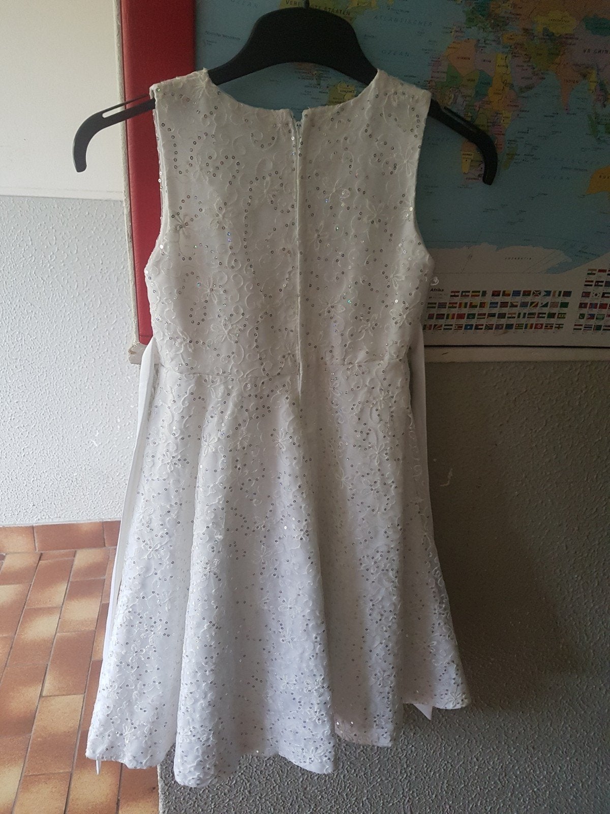Mooie witte jurk met pailletten voor speciale gelegenheden, Ophalen of Verzenden, Zo goed als nieuw, Onbekend, Meisje