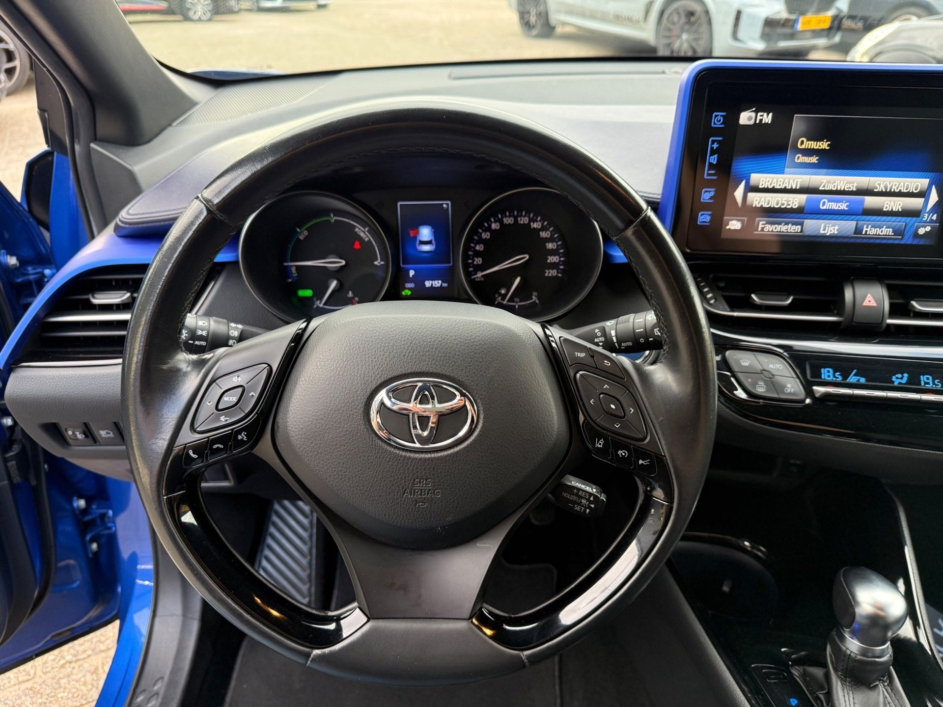 Toyota C-HR 1.8 Hybrid Bi-Tone|NAP|Leder|StoelVerwarming|ACC, Auto's, Dealer onderhouden, 725 kg, 4 cilinders, Blauw